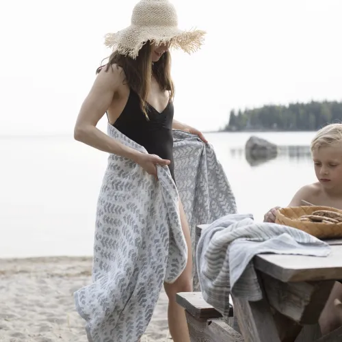 LAPUAN KANKURIT lněný saunový ručník / osuška Ruusu šedá